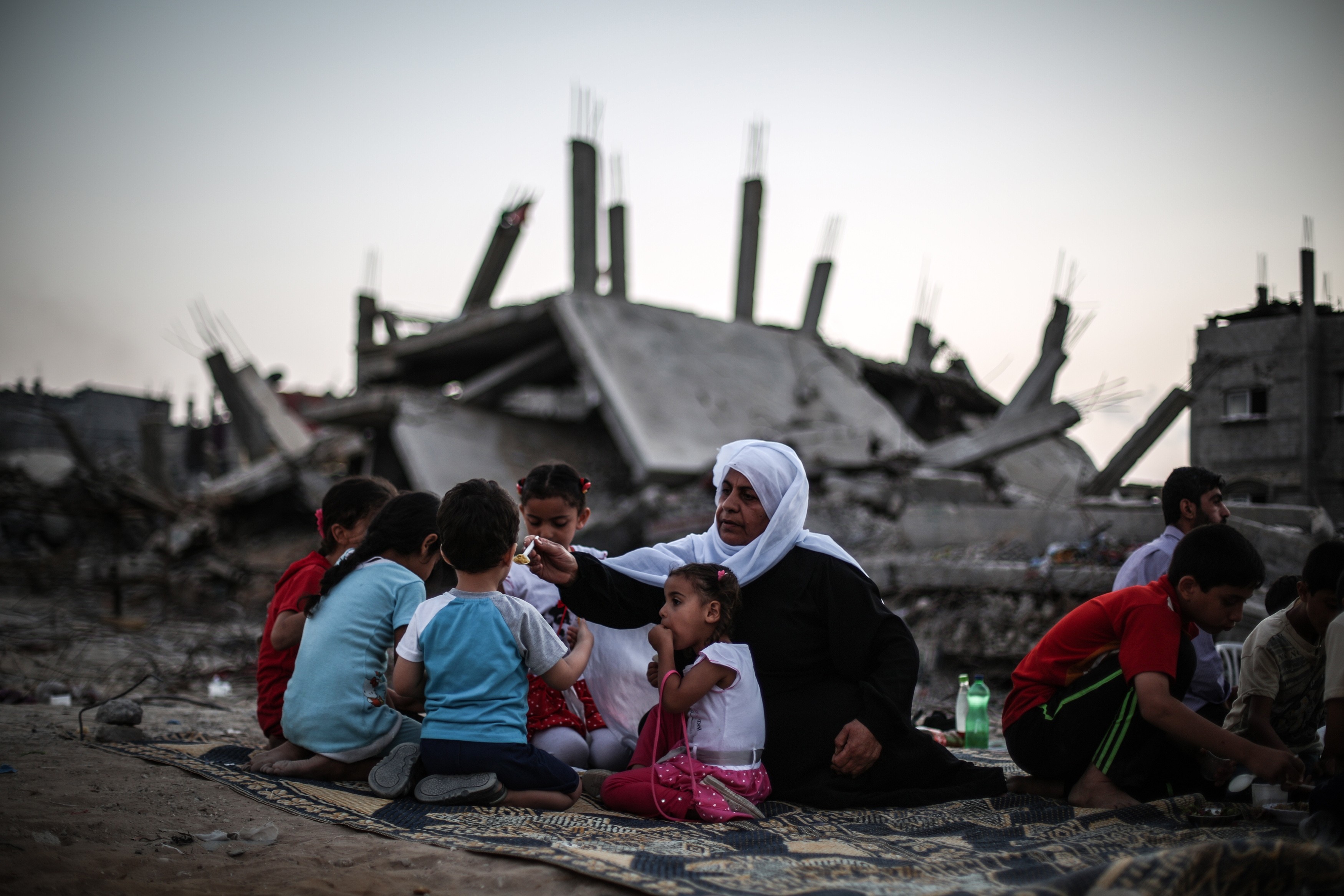 Sderot’s Mizraḥi residents gather at dusk to watch bombings of Gaza Strip. Photo credit: Oren Ziv/ActiveStills, 2014.