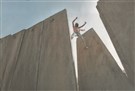 جدار الفصل العنصري: خنق في الهوة وخلق للهوية