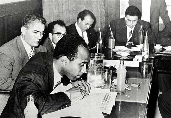[فرانز فانون في تونس، 1959 (ويكيميديا)].