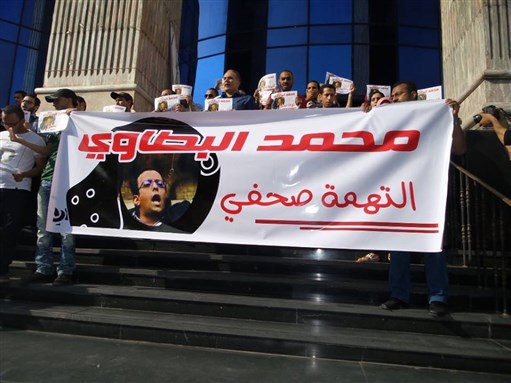 [Protesters calling for the immediate release of journalist Mohamed al-Batawy on 21 June, 2015. Photo from the Facebook page of Ghosts Against the Coup.] 