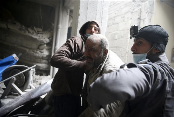  Civil defence help a man from a shelter in the besieged town of Douma in eastern Ghouta in Damascus, Syria, February 22, 2018. REUTERS/Bassam Khabieh
