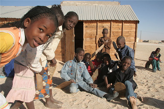 Mauritanian children outside a local school in Nouakchott. Image via Wikimedia Commons.