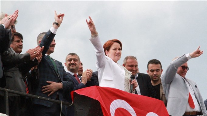 Meral Akşener delivering a speech, via Wikimedia Commons