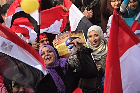 Participants hold flags, pictures of General Abdel Fateh el Sissi, (Hamada Elrasam for VOA)
