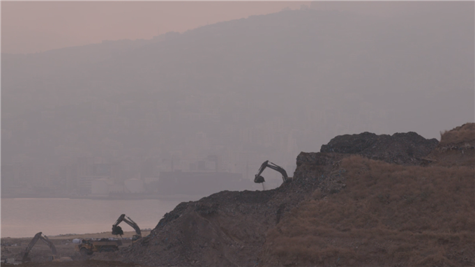Dismantling the Bourj Hammoud trash mountain (Credit: Fadi Mansour, “Dreamland” video still, 2017)