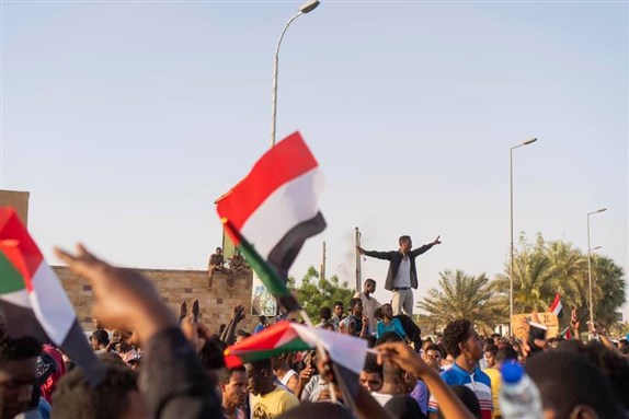 Protestors near the Army HQ in Khartoum (April, 2019). By M.Saleh via Wikimedia Commons.