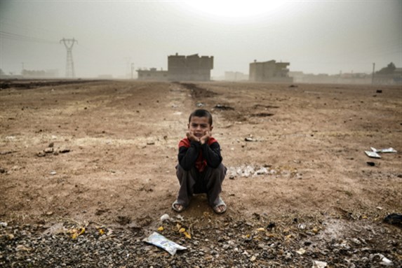 Syrian refugees walking on Turkey-Syria border in Suruc district. Image via Shutterstock.