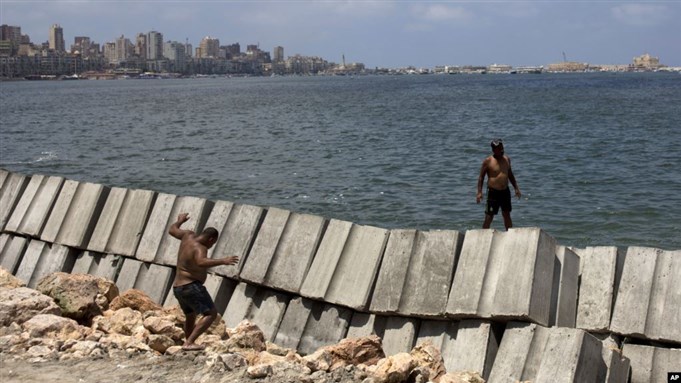 Cement blocks were placed to reinforce the sea wall against rising water levels on the corniche in Alexandria, Egypt. (via VOA/Maya Alleruzzo)