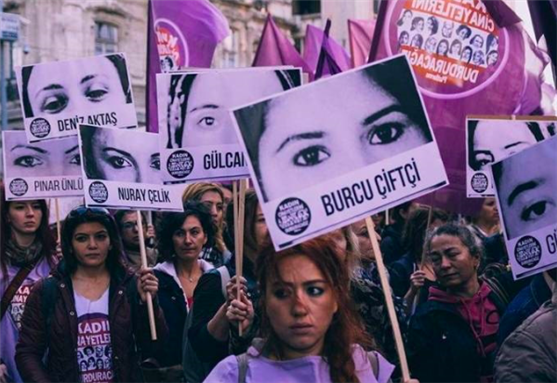 Women demonstrate against femicides in Turkey, carrying protest signs with the name and faces of some of the victims / Source: Kadın Cinayetlerini Durduracağız Platformu.