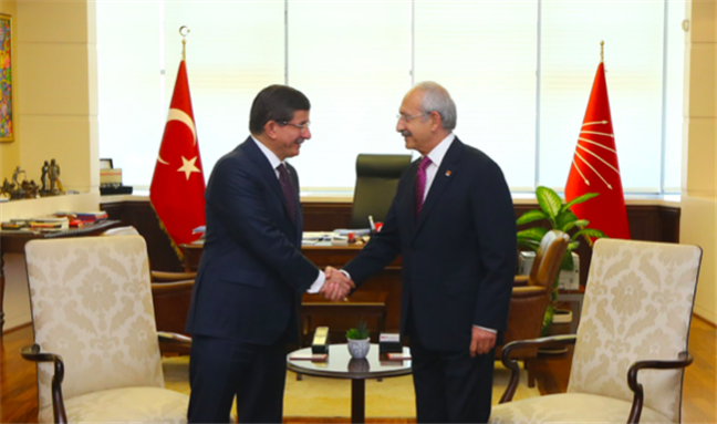 CHP leader Kemal Kılıçdaroğlu and former AKP leader Ahmet Davutoğlu beginning coalition negotiations in the CHP party headquarters in 2015. Source: Wikimedia Commons.