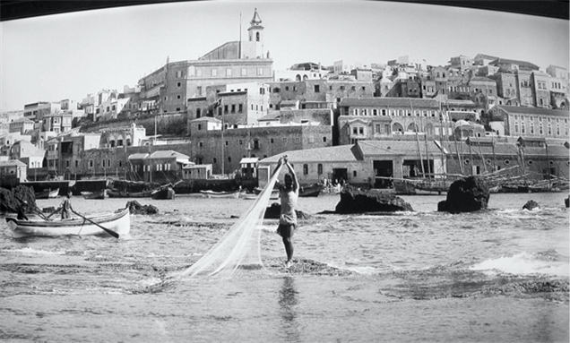 [منظر من البحر في يافا يطل شرقاً على المدينة، (1898-1914). (مجموعة ماتسون)].