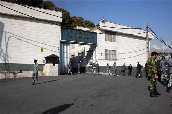 Guards standing in front of Evin Prison. Image from Wikimedia Commons.