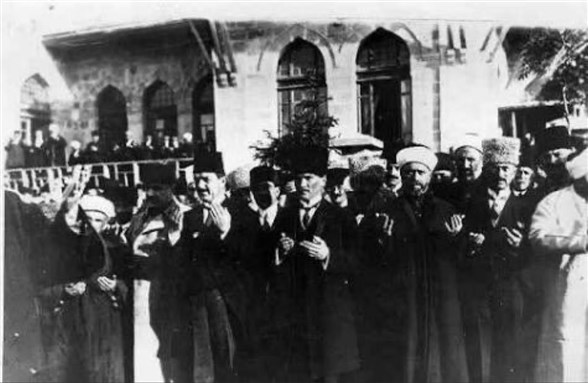 Mustafa Kemal pictured praying in front of Turkey’s Grand National Assembly on April 23, 1920, when the first Parliament was ‘inaugurated’. Source: Wikimedia Commons.