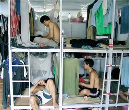 [Living quarters of Thai workers in Taiwan hired to build Kaohsiung`s mass rapid transit system. Image from zonaeuropa.com]