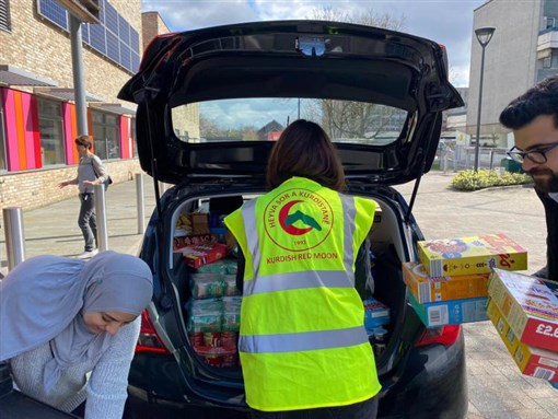 Kurdish activists distributing food to people experiencing homelessness in North London. Images provided by author with permission from the Telegraf in London.