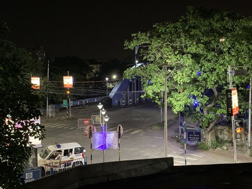 Kolkata Police patrolling in night during Corona crisis in Kolkata, West Bengal, India. Photo by Indrajit Das via Wikimedia Commons.