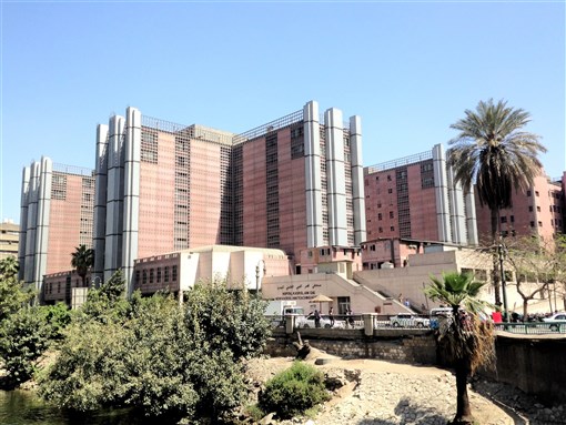 Qasr El Eyni Hospital in Cairo, Egypt. Image by JohanRamli via Wikimedia Commons.