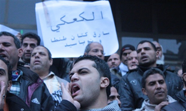 [Workers of Tanta and Shebeen el Koom factories waiting for the hearing on appeal decision at the court of council ?of state. Image from Ahram Online]