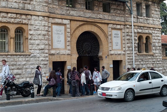 [مدخل الجامعة الأمريكية في بيروت. Mohamed Nanabhay/Flickr]