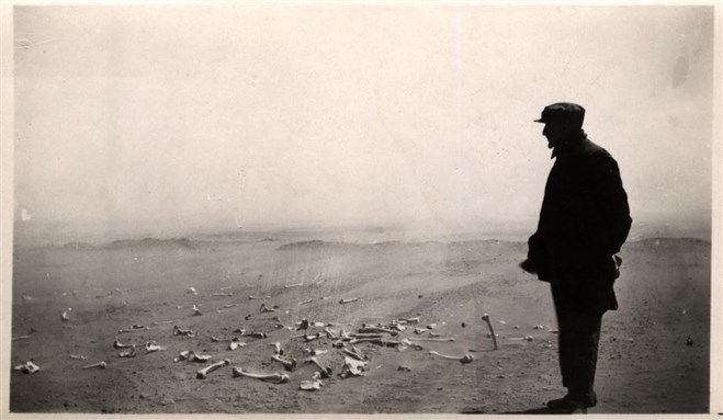 [\"Der el Zor çölünde 1915`ten kalanlara bakarken\" (Fotograf: T24)]