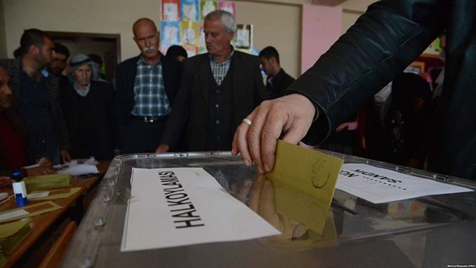 [Turkish citizens voting for the referendum in Diyarbakir. Photo by Mahmut Bozarslan, Wikimedia Commons]
