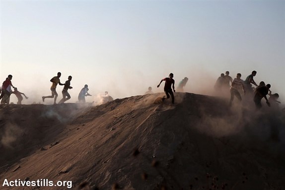 [Protest near Nahal Oz crossing, Northern Gaza Strip, 16 October 2015. Image by activestills, via flickr.]