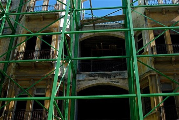[Building under reconstruction in Furn al-Hayek, Beirut, Lebanon in 8 June 2011. Image by Karan Jain via Flickr]