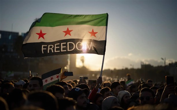 السوريون يحتفلون بسقوط الأسد لكنّ المشهد العام لا يدعو إلى التفاؤل