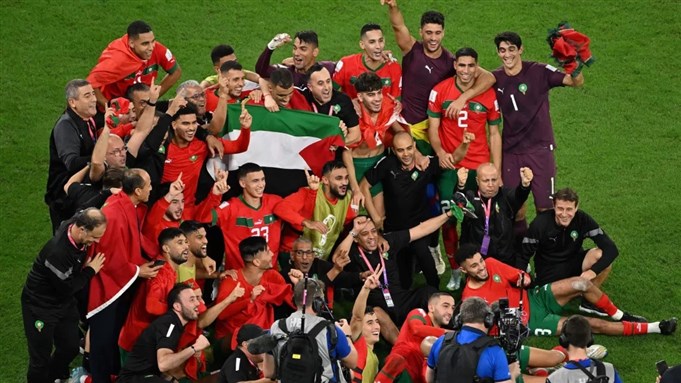 [المنتخب المغربي الفائز على نظيره الإسباني يرفع علم فلسطين أثناء التقاط الصورة الجماعية بعد نهاية المباراة].