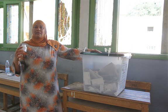 [A woman next to a ballot box. Image originally posted to Flickr by Zeinab Mohamed.]