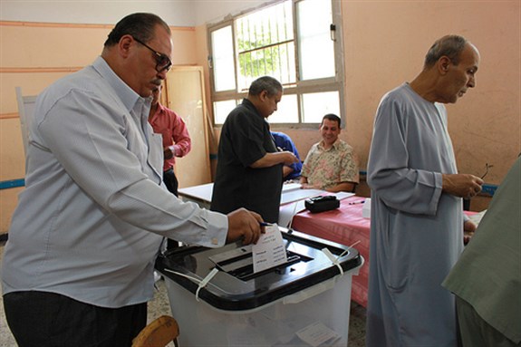 [A man casts his vote in Mahalla. Image originally posted to Flickr by Nehal El-Sherif.]