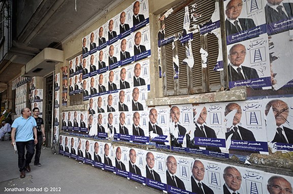 [Flyers for the second round of presidential elections. Image originally posted to Flickr by Johnathan Rashad.]
