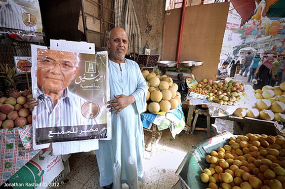[An Egyptian man supporting SCAF/Mubarak`s candidate Ahmed Shafik. Image originally posted to Flickr by Johnathan Rashad.]