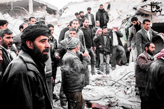 [Shelling during a attempt to rescue survivors from under the rubble. Douma. 29 December 2013. Via Lens Sam.]