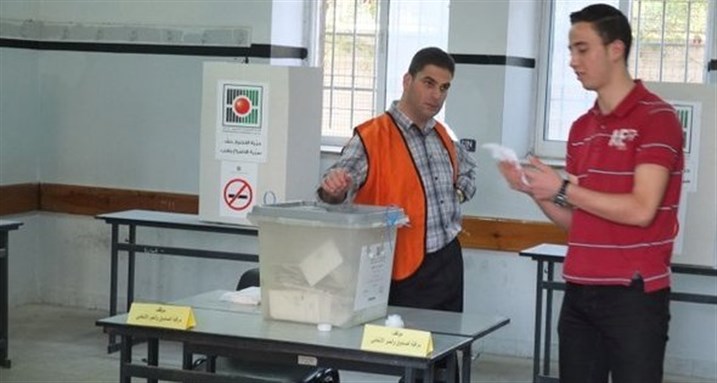 [Image of man voting in 2012 local Palestinian elections. Image by Heinrich-Böll-Stiftung.]