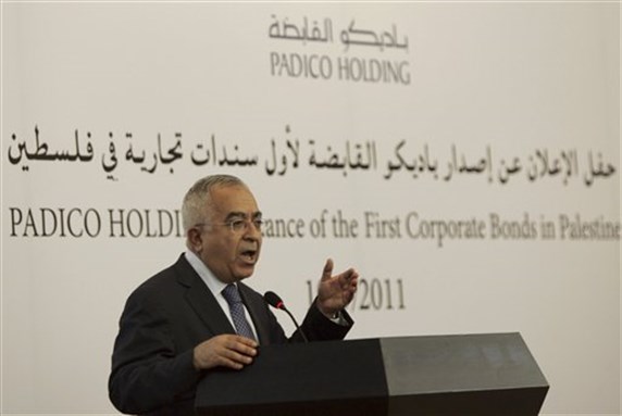 [Palestinian Prime Minister Salam Fayyad speaks at a ceremony announcing the first Palestinian commercial financial bond, in the West Bank city of Ramallah, Tuesday, May 10, 2011 (AP Photo/Majdi Mohammed)]