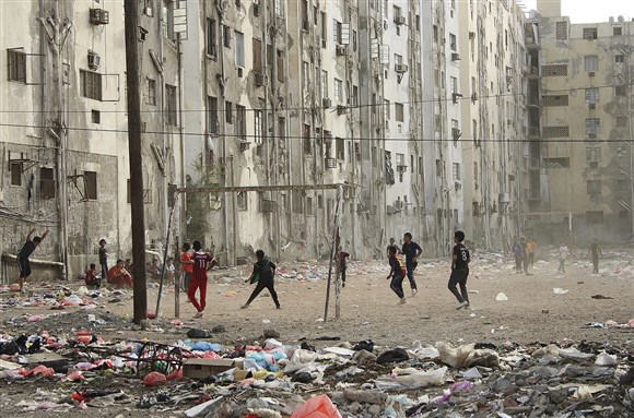 [Children playing in Ma`alla, Aden. All-out civil war threatens as Houthi, AQAP, and Hadi-aligned forces continue to converge on the city. Image from Brian Harrington Spier/Wikimedia.]