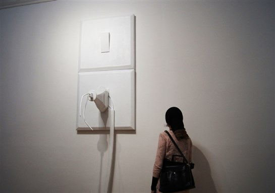 [Artist Ahmed Badry disoriented viewers with his massive \"Plug\" sculpture in Roznama II. Image courtesy of Medrar TV.]