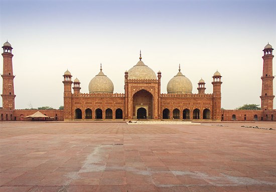 [Badshahi Mosque (King’s Mosque). Photo by Ujphotos via Wikimedia]