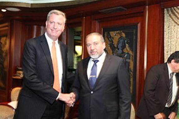 [NYC Mayor Bill de Blasio with Israeli Foreign Minister Avigdor Lieberman. Image from wikimedia.org]