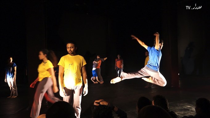 [Students at the Cairo Contemporary Dance Center in a public performance for Downtown residents. Image courtesy of Medrar TV.]