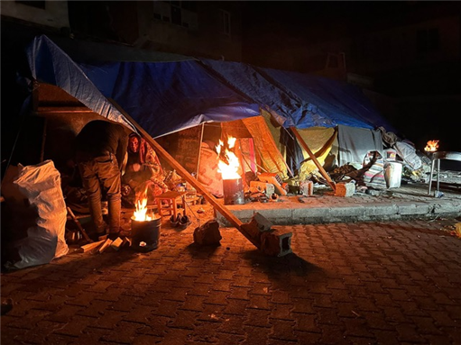 Earthquake survivors in Marash photographed on 7 February 2023 by Herdem Doğrul (courtesy of the photographer).