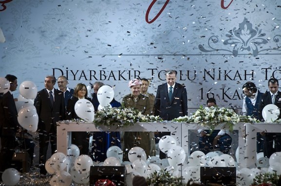 [Thousands gathered to hear Iraqi Kurdish leader Masoud Barzani and Turkish Prime Minister Recep Tayyip Erdogan speak in Diyarbakir. Image by Firat Aygun / Nar Photos.]