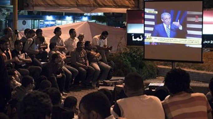 [Egyptians huddled around screens to watch the first ever presidential debate in the country`s history. Image from AFP]