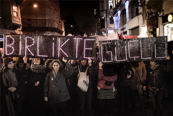 A banner from the 8 March 2022 Istanbul Women’s March reads Birlikte Güçlü (Strong Together). Photo: Haydar Taştan.