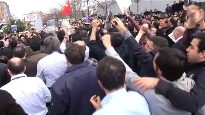 [Crowds gather outside the offices of Turkish opposition newspaper Zaman to protest a police raid of the publication in March 2016. Photo from Democracy Now!