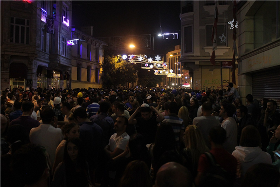 Istiklal Avenue during Gezi Park protests (June 2013). Photo by Jwslubbock via Wikimedia Commons.