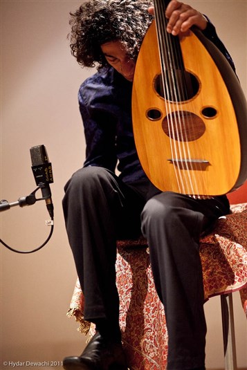[Khyam Allami in Concert. Image by Hydar Dewachi]