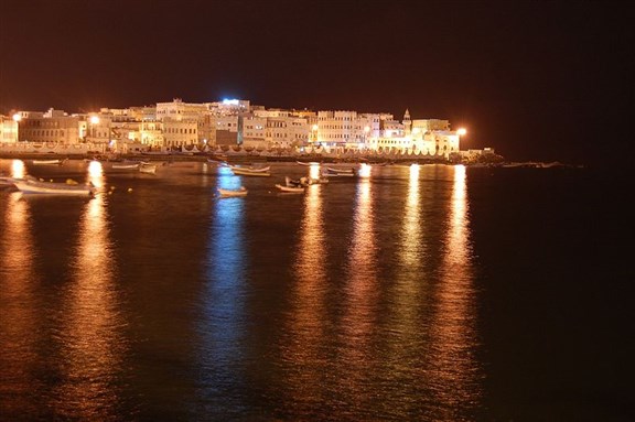 [Al-Qa`ida in the Arabian Peninsula has imposed increasingly strict behavior in Mukalla in the Yemeni governorate of Hadramawt since it first captured the city in April. Image from Sallam/Wikimedia Commons.]