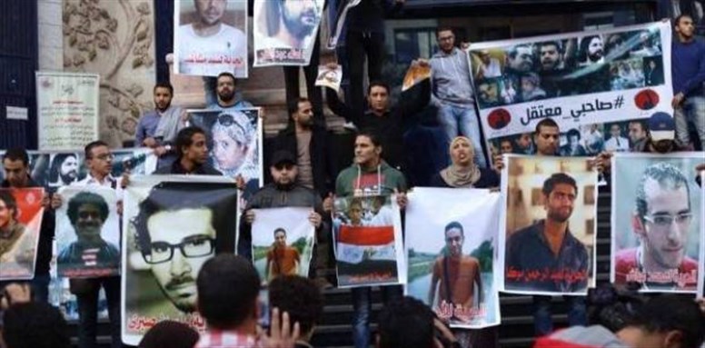 [Protesters chant in solidarity with detainees on 6 March, 2016. Photo from Aswat Masriya.]